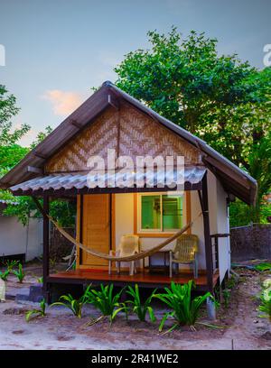 Bungalows en bambou sur la plage en Thaïlande Banque D'Images