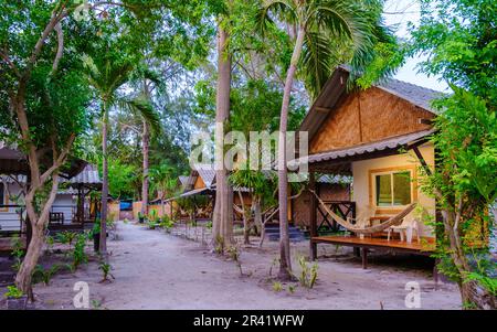 Bungalows en bambou sur la plage en Thaïlande Banque D'Images
