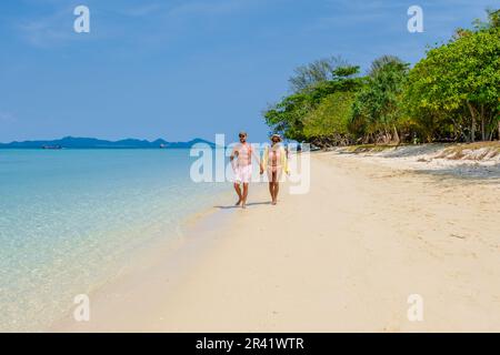 Un couple d'hommes et de femmes sur la plage de l'île de Koh Kradan en Thaïlande Banque D'Images