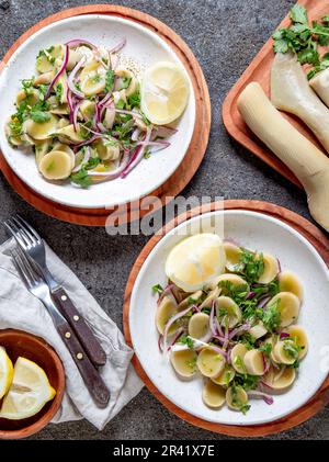 ULTE d'algues ou HULTE. Ulte ceviche salade chilienne avec oignon violet, la coriandre et le jus de citron. Les algues comestibles du pacifique Banque D'Images