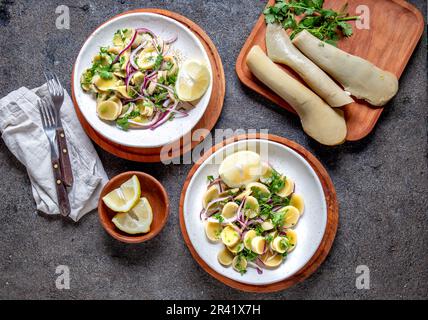 ULTE d'algues ou HULTE. Ulte ceviche salade chilienne avec oignon violet, la coriandre et le jus de citron. Les algues comestibles du pacifique Banque D'Images