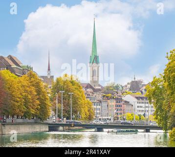 Vue sur la rivière Limmat à Zurich, église de Predigerkirche Banque D'Images