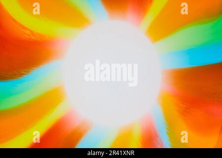 Soleil abstrait aux rayons vert et bleu et orange et rouge et jaune Banque D'Images