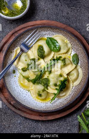 Raviolis ricotta épinards italienne, vue du dessus, fond noir, l'espace de copie, la nourriture végétarienne, végétalienne ravioli Banque D'Images