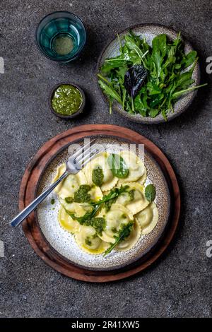 Raviolis ricotta épinards italienne, vue du dessus, fond noir, l'espace de copie, la nourriture végétarienne, végétalienne ravioli Banque D'Images