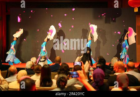 Le Caire, Égypte. 25th mai 2023. Les gens regardent des spectacles de danse traditionnelle chinoise lors d'un événement culturel du thé chinois au Caire, en Égypte, sur 25 mai 2023. Un salon culturel sur le thème du thé a eu lieu jeudi dans la capitale égyptienne du Caire, où plus de 200 personnes se sont réunis pour goûter le célèbre thé chinois, découvrir l'art du thé et apprécier des spectacles culturels. Credit: Sui Xiankai/Xinhua/Alay Live News Banque D'Images