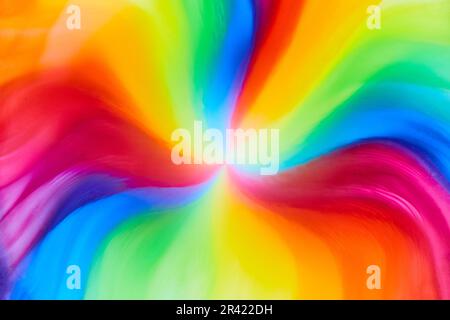 Horizontal de la cravate arc-en-ciel couleurs de la peau de skittles eau et de la couleur que les bonbons et les sucreries créent un arrière-plan psychédélique hippie Banque D'Images