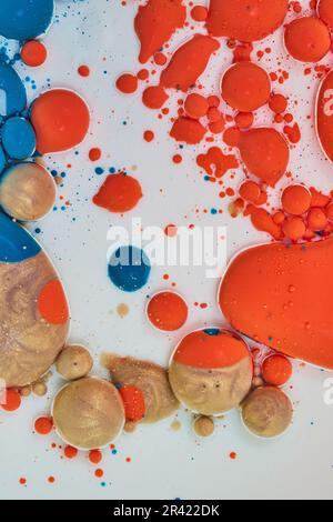 Fond vertical avec peinture abstraite d'or orange et de bulles d'huile bleue sur blanc Banque D'Images