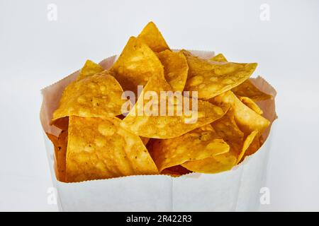 Vue de dessus de l'arrière de la tortilla sans gluten ou de la salsa en sirotant des chips sur fond blanc Banque D'Images