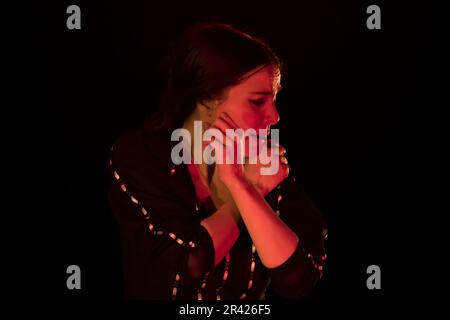 Dans le cadre de la nouvelle édition du Festival Flamenco de Madrid, un événement dont l'objectif principal est l'exposition et la diffusion du flamenco et de la danse espagnole, le Fernán Gómez Centro Cultural de la Villa accueille le nouveau travail réalisé par Mariana Collado. La première à Madrid avec danse, chorégraphiée par Vanesa Coloma et Alfonso Losa, et de la musique live. L'œuvre raconte l'histoire d'une fille qui est née, formée et élevée à Madrid avec une famille traditionnelle de Madrid et qui a découvert le genre de la revue aux mains de ses aînés. Il est basé sur les aventures et les expériences de la ville c Banque D'Images