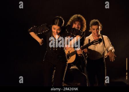 Dans le cadre de la nouvelle édition du Festival Flamenco de Madrid, un événement dont l'objectif principal est l'exposition et la diffusion du flamenco et de la danse espagnole, le Fernán Gómez Centro Cultural de la Villa accueille le nouveau travail réalisé par Mariana Collado. La première à Madrid avec danse, chorégraphiée par Vanesa Coloma et Alfonso Losa, et de la musique live. L'œuvre raconte l'histoire d'une fille qui est née, formée et élevée à Madrid avec une famille traditionnelle de Madrid et qui a découvert le genre de la revue aux mains de ses aînés. Il est basé sur les aventures et les expériences de la ville c Banque D'Images