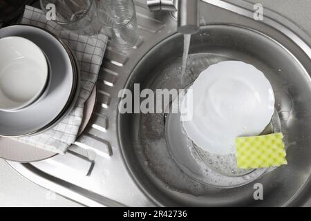 Lave-linge dans l'évier de cuisine, vue au-dessus Banque D'Images