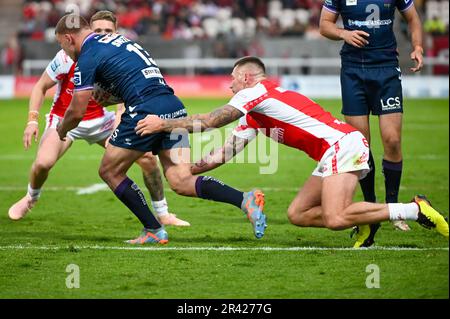 Shaun Kenny-Dowall #4 de Hull KR s'attaque à Morgan Smithies #13 de Wigan Warriors lors du match de la Super League 13 de Betfred KR de Hull vs Wigan Warriors au Sewell Group Craven Park, Kingston upon Hull, Royaume-Uni, 25th mai 2023 (photo de Craig Cresswell/News Images) Banque D'Images