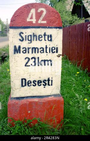 Marqueur de distance sur le côté d'une route dans le comté de Maramures, Roumanie, 2001 Banque D'Images