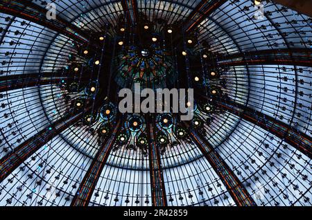 Paris, France - 10 décembre 2022 : magnifique dôme en vitraux et décoration de Noël dans les Galeries Lafayette Haussmann, vue à angle bas Banque D'Images