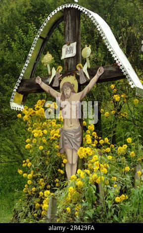 Crucifix en bord de route dans le comté de Suceava, Roumanie, environ 2000 Banque D'Images