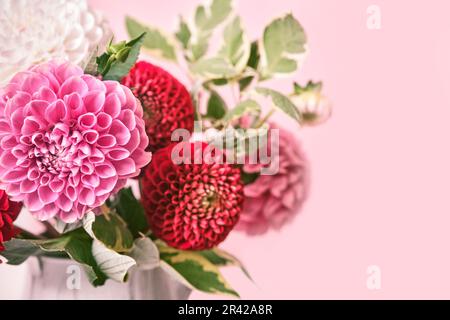 Bouquet d'automne de belles fleurs. Décoration de fête d'automne dans des couleurs roses, mise au point sélective Banque D'Images