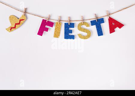 Guirlande de papier à bricoler en Fiesta Word et sombrero. Fragment de décoration de fête de l'intérieur. Célébration du Cinco de mayo Banque D'Images