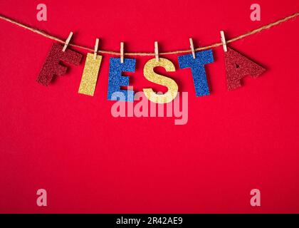 Fiesta Word en papier brillant et épingles sur fond rouge. Concept Cinco de mayo Banque D'Images