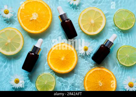 Arrière-plan de beauté avec des bouteilles de produits cosmétiques biologiques. Produit hydratant et nourrissant, agrumes, cercle concentrique Banque D'Images