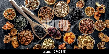 Composition avec une variété de fruits secs et de noix assorties. Banque D'Images