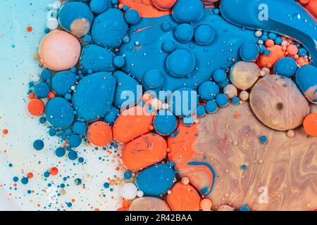 Bulles lavées sur le rivage bleu ciel avec des couleurs bleu or et orange tourbillonnant dans un arrière-plan abstrait actif peinture Banque D'Images