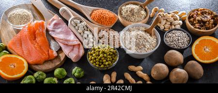 Composition avec des produits alimentaires riches en thiamine ou en vitamine B1 Banque D'Images