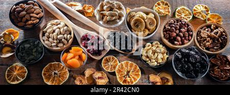 Composition avec une variété de fruits secs et de noix assorties. Banque D'Images