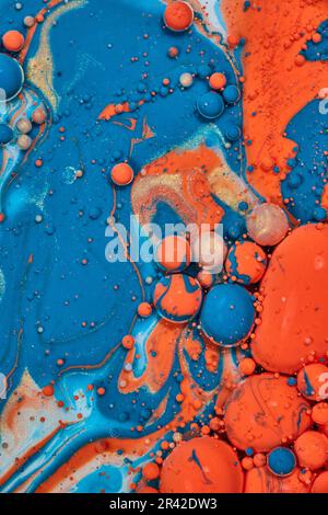 Résumé fond actif peinture verticale avec mer tourbillonnante de bleu et orange bleu et perles dorées Banque D'Images