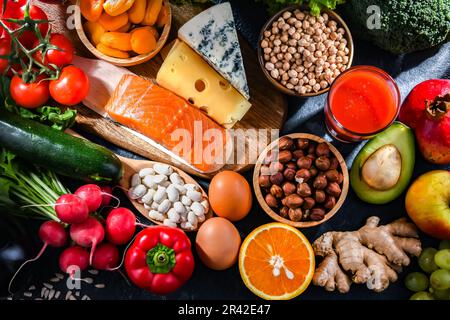 Les produits alimentaires représentant le régime alimentaire nutritaire qui peuvent améliorer l'état de santé général Banque D'Images