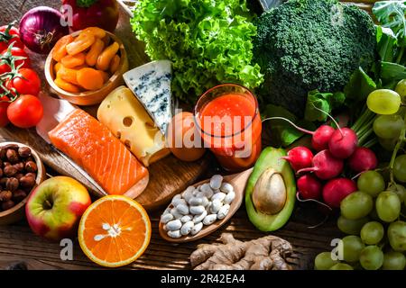 Les produits alimentaires représentant le régime alimentaire nutritaire qui peuvent améliorer l'état de santé général Banque D'Images