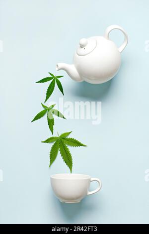 Concept de boisson apaisante. Composition créative minimale des feuilles de chanvre, de la tasse et de la théière Banque D'Images