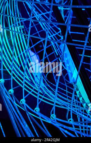 Toile de fils enchevêtrés de lumières à DEL bleues au néon avec fond noir Banque D'Images