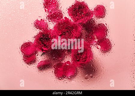 Fleurs sous verre avec gouttes d'eau. Roses rouges sur fond rose et motif de breloques Banque D'Images