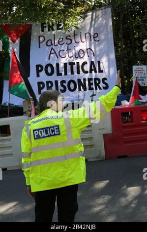 Un policier gère la circulation après la fermeture de la route à l'extérieur des systèmes tactiques UAV pendant la démonstration. Depuis 1 mai 2023, des manifestants de Palestine action protestent devant l'usine UAV Tactical Systems de Leicester. Ils disent qu'ils resteront en place jusqu'à ce que les systèmes tactiques UAV quittent. La police a émis une ordonnance en vertu de l'article 14 qui permet aux manifestants d'utiliser une petite zone de protestation officielle en face de l'usine. Toute manifestation en dehors de cette zone enfreint l'ordre et entraînera une arrestation. Les manifestants s'opposent aux armes produites au Royaume-Uni par la compagnie de défense israélienne Elbit Systems et leur sous-marin Banque D'Images