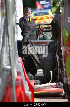 Des policiers spécialisés utilisent des outils de découpe pour retirer les manifestants des écluses de leur voiture après avoir bloqué la porte principale de l'usine de UAV Tactical Systems. Depuis 1 mai 2023, des manifestants de Palestine action protestent devant l'usine UAV Tactical Systems de Leicester. Ils disent qu'ils resteront en place jusqu'à ce que les systèmes tactiques UAV quittent. La police a émis une ordonnance en vertu de l'article 14 qui permet aux manifestants d'utiliser une petite zone de protestation officielle en face de l'usine. Toute manifestation en dehors de cette zone enfreint l'ordre et entraînera une arrestation. Les manifestants s'opposent aux armes produites au Royaume-Uni par moi Banque D'Images