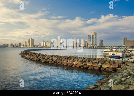 Port de Manille à la baie de manille, ville de manille, philippines au crépuscule Banque D'Images