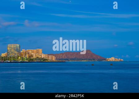 Paysage de la plage de waikiki et de la montagne de tête de diamant sur l'île d'Oahu, Hawaï Banque D'Images