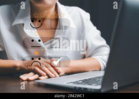 Expérience client insatisfait concept, mécontent Businesswoman client avec tristesse émotion visage, mauvaise critique, mauvais service n'aime pas mauvaise qualité, bas rat Banque D'Images