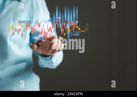 Les investisseurs sont des graphiques de croissance d'analyse et investissent dans le marché boursier. Planification et stratégie marché boursier commerçant ou femme d'affaires en ligne travaillant à la maison. Banque D'Images