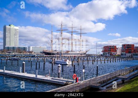 Le port de Luebeck-Travemuende avec l'ancien voilier Passat Banque D'Images