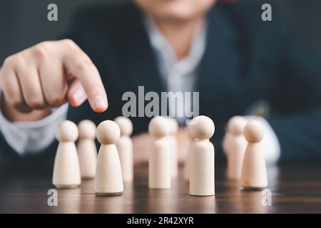 Le gestionnaire choisit et embauche l'équipe pour assurer la réussite de l'entreprise. Le responsable des RH choisit de prendre en main l'employé. Le chef se distingue de la foule. Lookin Banque D'Images