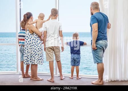 Parents et garçons frères et sœurs aiment passer ensemble des vacances d'été en bord de mer. Père et mère prennent des fils en vacances près de la mer d'azur Banque D'Images