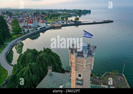 Langenargen, Allemagne. 26th mai 2023. Le soleil se lève derrière le château de Montfort, sur le lac de Constance. En arrière-plan, vous pouvez voir l'église paroissiale de Saint-Martin. (Vue aérienne avec drone) Credit: Felix Kästle/dpa/Alay Live News Banque D'Images