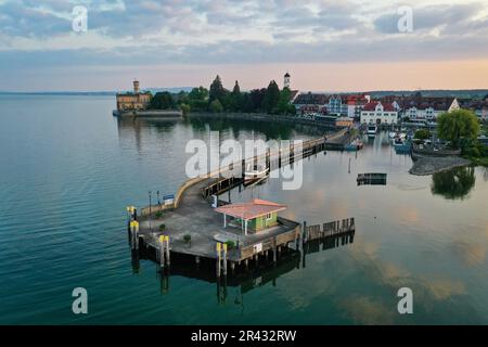 Langenargen, Allemagne. 26th mai 2023. Le soleil se lève derrière le château de Montfort, sur le lac de Constance. Au premier plan, vous pouvez voir la marina et la jetée. (Vue aérienne avec drone) Credit: Felix Kästle/dpa/Alay Live News Banque D'Images