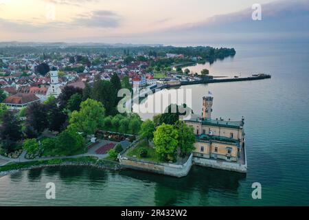 Langenargen, Allemagne. 26th mai 2023. Le soleil se lève derrière le château de Montfort, sur le lac de Constance. En arrière-plan, vous pouvez voir la marina. (Vue aérienne avec drone) Credit: Felix Kästle/dpa/Alay Live News Banque D'Images