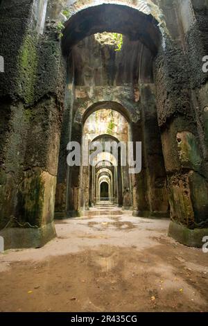 Intérieur de Piscina mirabilis, ou cathédrale d'eau, la plus monumentale citerne d'eau potable jamais construite par les Romains, à Bacoli, Campanie, Italie Banque D'Images