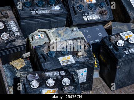 09 mai 2023, Mecklembourg-Poméranie occidentale, Rosenow: Batteries d'automobiles anciennes trouvées et triées dans les livraisons de déchets ménagers stand dans l'usine de tri de la société d'élimination des déchets REMONDIS Seenplatte. Une mise au rebut incorrecte des batteries et accumulateurs provoque environ 30 incendies par jour en Allemagne, principalement dans les entreprises de mise au rebut des déchets. L'Association fédérale de l'industrie allemande de gestion des déchets (BDE), la société d'élimination des déchets OVVD et le district de Müritz présentent une campagne sous la devise "Focus: Battery" et informent sur les dangers de l'élimination des batteries dangereuses dans les déchets ménagers. Banque D'Images