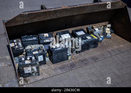 09 mai 2023, Mecklembourg-Poméranie occidentale, Rosenow: Batteries d'automobiles anciennes trouvées et triées dans les livraisons de déchets ménagers stand dans l'usine de tri de la société d'élimination des déchets REMONDIS Seenplatte. Une mise au rebut incorrecte des batteries et accumulateurs provoque environ 30 incendies par jour en Allemagne, principalement dans les entreprises de mise au rebut des déchets. L'Association fédérale de l'industrie allemande de gestion des déchets (BDE), la société d'élimination des déchets OVVD et le district de Müritz présentent une campagne sous la devise "Focus: Battery" et informent sur les dangers de l'élimination des batteries dangereuses dans les déchets ménagers. Banque D'Images