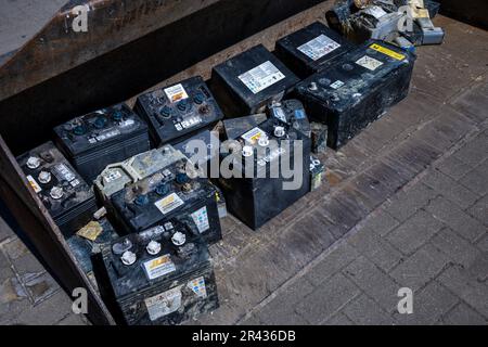 09 mai 2023, Mecklembourg-Poméranie occidentale, Rosenow: Batteries d'automobiles anciennes trouvées et triées dans les livraisons de déchets ménagers stand dans l'usine de tri de la société d'élimination des déchets REMONDIS Seenplatte. Une mise au rebut incorrecte des batteries et accumulateurs provoque environ 30 incendies par jour en Allemagne, principalement dans les entreprises de mise au rebut des déchets. L'Association fédérale de l'industrie allemande de gestion des déchets (BDE), la société d'élimination des déchets OVVD et le district de Müritz présentent une campagne sous la devise "Focus: Battery" et informent sur les dangers de l'élimination des batteries dangereuses dans les déchets ménagers. Banque D'Images